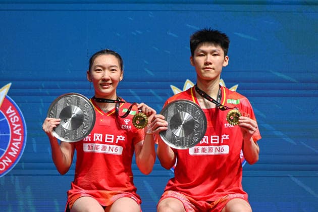 (260524) -- KUALA LUMPUR, May 24, 2026 -- Gold medalists Gao Jiaxuan (R) Wei Yaxin of China pose during the awarding ceremony after the mixed doubles final match between Gao Jiaxuan Wei Yaxin of China and Pakkapon Teeraratsakul Sapsiree Taerattanachai of Thailand at 2026 Malaysia Masters badminton tournament in Kuala Lumpur, Malaysia, May 24, 2026. (Photo by Xinhua) (SP)MALAYSIA-KUALA LUMPUR-BADMINTON-MALAYSIA MASTERS-MIXED DOUBLES ChongxVoonxChung 