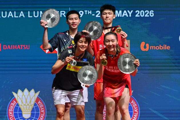 (260524) -- KUALA LUMPUR, May 24, 2026 -- Gold medalists Gao Jiaxuan (top R) Wei Yaxin (bottom R) of China and silver medalists Pakkapon Teeraratsakul (top L) Sapsiree Taerattanachai of Thailand pose during the awarding ceremony after their mixed doubles final match at 2026 Malaysia Masters badminton tournament in Kuala Lumpur, Malaysia, May 24, 2026. (Photo by Xinhua) (SP)MALAYSIA-KUALA LUMPUR-BADMINTON-MALAYSIA MASTERS-MIXED DOUBLES ChongxVoonxChung 