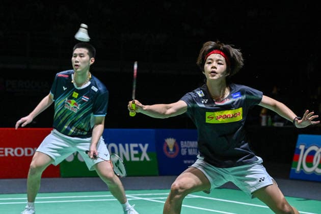 (260524) -- KUALA LUMPUR, May 24, 2026 -- Pakkapon Teeraratsakul (L) Sapsiree Taerattanachai compete during the mixed doubles final match between Gao Jiaxuan Wei Yaxin of China and Pakkapon Teeraratsakul Sapsiree Taerattanachai of Thailand at 2026 Malaysia Masters badminton tournament in Kuala Lumpur, Malaysia, May 24, 2026. (Photo by Xinhua) (SP)MALAYSIA-KUALA LUMPUR-BADMINTON-MALAYSIA MASTERS-MIXED DOUBLES ChongxVoonxChung 