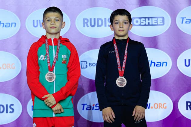 Ringen, U15 EM in Samokov U15 Wrestling European Championships Podium 38kg FS - Bronze: David Plamenov Petrov (BUL), Mohammad Biysultanov (BEL)