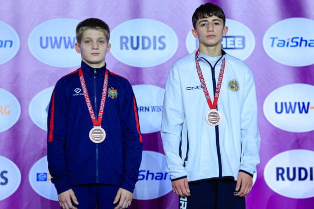 Ringen, U15 EM in Samokov U15 Wrestling European Championships Podium 41kg FS - Bronze: Andrei Dermenji (MDA), Tigran Aghajanyan (ARM)