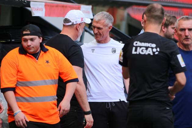 24.05.2026 Fußball Herren 2025 2026 Chance Liga Meisterrunde 5. Spieltag SK Slavia Prag - FC Viktoria Pilsen Fortuna Arena Prag Martin Hysky (Pilsen, Trainer) im Gespräch mit Jindrich Trpisovsky (Prag, Trainer) vor dem Spiel. Prag Prag Deutschland