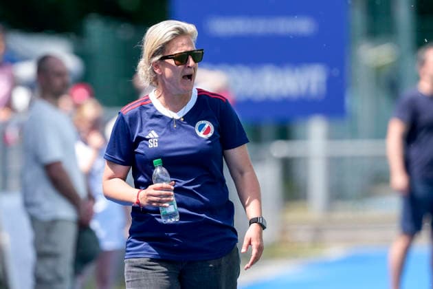 Sofie Gierts (Trainerin, Cheftrainerin, MHC), gibt Anweisungen, gestikuliert, mit den Armen gestikulieren, Einzelbild, Einzelfoto, Aktion, Action, 24.05.2026, Mannheim (Deutschland), Hockey, Deutsche Meisterschaft, Viertelfinale 3, Damen, Mannheimer HC - Rot-Weiss Köln