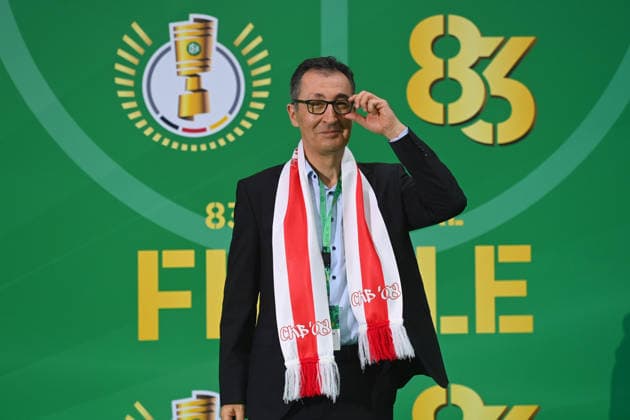 Cem OEZDEMIR (Ministerpraesident Baden-Wuerttemberg). Einzelbild,angeschnittenes Einzelmotiv,Halbfigur,halbe Figur. GRUENER TEPPICH, Fussball 83. DFB Pokal Finale 2026 FC Bayern Muenchen - VfB Stuttgart 3-0 am 23.05.2026, Olympiastadion in Berlin. DFL DFB regulations prohibit any use of photographs as image sequences and or quasi-video