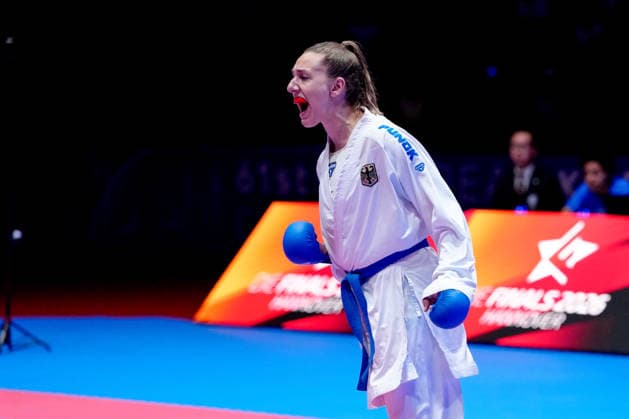 Deutschland: EKF Karate Europameisterschaft Seniors 2026 - Eissporthalle, Frankfurt: Das Female Kumite Team Deutschland (Bitsch, Hubrich, Kneer, Riedel, Schroeter) im Kampf um die Goldmedaille gegen das Team Frankreich (Arzumian, Ozserttas, Payrot, Pea, Sombe) Frankfurt am Main Eissporthalle Frankfurt Hessen Deutschland Copyright: xKjetilxWaberx