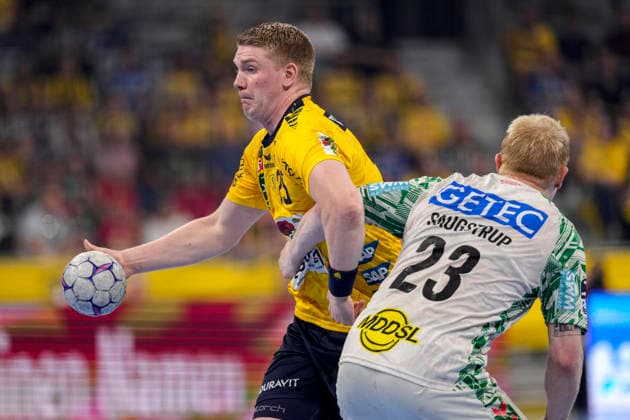 v.li.: Haukur Thrastarson (RNL, 25), Magnus Saugstrup (SCM, 23), Zweikampf, Spielszene, Duell, duel, tackle, tackling, Dynamik, Action, Aktion, 24.05.2026, Mannheim (Deutschland), Handball, Bundesliga, Rhein-Neckar Löwen - SC Magdeburg