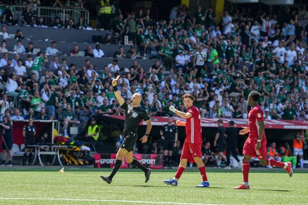 Fussball, Schweizer Cup, Finale: FC St. Gallen 1879 vs. FC Stade-Lausanne-Ouchy, Sonntag, 24.05.2026 (Stadion Wankdorf, Bern); Schiedsrichter (Luca Cibelli) erteilt die rote Karte für Lukas Watkowiak (25, FC St. Gallen) nach einem Foul Copyright: xValentinxDomgjonix