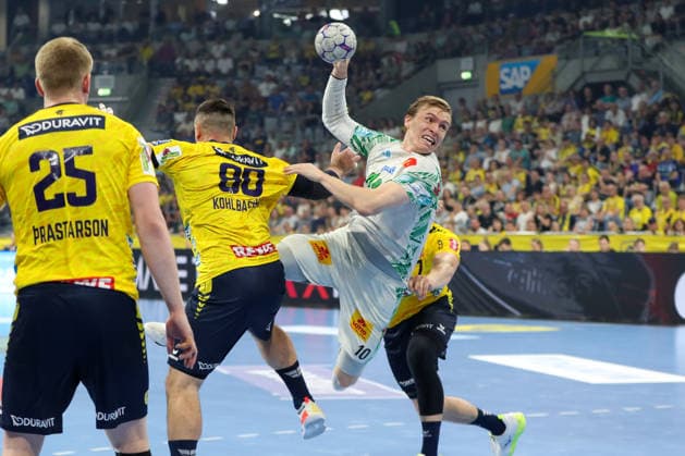 24.05.2026, xgox, Handball - Daikin HBL Rhein-Neckar Löwen - SC Magdeburg emspor, v.l. Gisli Thorgeir Kristjansson (Magdeburg, 10), Jannik Kohlbacher (Rhein-Neckar Loewen, 80) Zweikampf, Duell, Kampf, tackle Mannheim