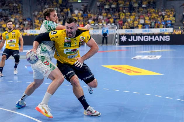 v.li.: Albin Lagergren (SCM, 21), Jannik Kohlbacher (RNL, 80), Zweikampf, Spielszene, Duell, duel, tackle, tackling, Dynamik, Action, Aktion, 24.05.2026, Mannheim (Deutschland), Handball, Bundesliga, Rhein-Neckar Löwen - SC Magdeburg