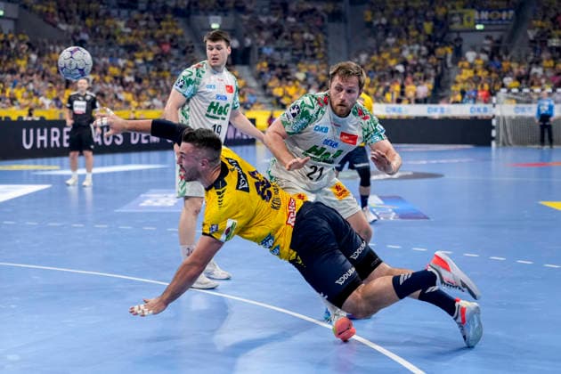 v.li.: Jannik Kohlbacher (RNL, 80), Albin Lagergren (SCM, 21), Aktion, Action, Spielszene, 24.05.2026, Mannheim (Deutschland), Handball, Bundesliga, Rhein-Neckar Löwen - SC Magdeburg