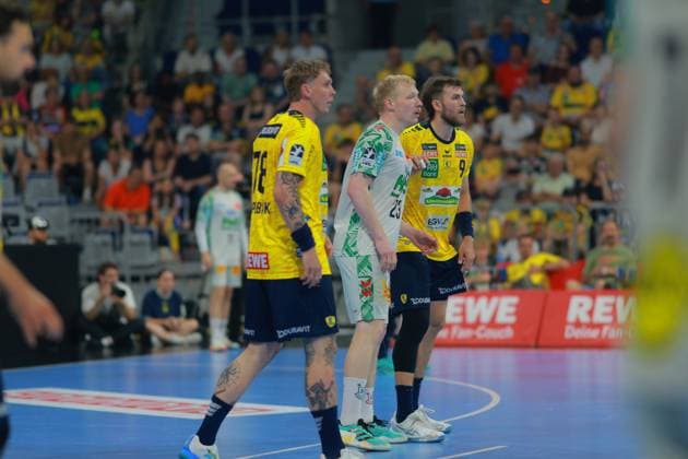 Magnus Saugstrup ( 23, SC Magdeburg) steht im Zweikampf mit Steven Plucnar Jacobsen ( 9, Rhein Neckar Löwen) beim DAIKIN HBL-Spiel in der SAP Arena. Links ist Edwin Aspenbäck ( 78, Rhein Neckar Löwen) zu sehen, die Tribünen sind gut gefüllt. Magnus Saugstrup (SC Magdeburg) und Steven Plucnar Jacobsen (Rhein Neckar Löwen) in der SAP Arena