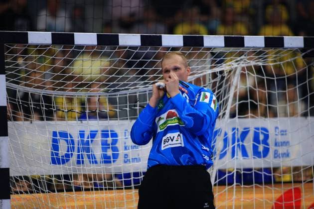 David Späth ( 29, Rhein Neckar Löwen) steht konzentriert im Tor und hält sich die Hand vor den Mund. Der Torhüter trägt das blaue Torwarttrikot der Rhein Neckar Löwen in der DAIKIN HBL in der SAP Arena. Torhüter David Späth ( 29, Rhein Neckar Löwen) im Tor der SAP Arena