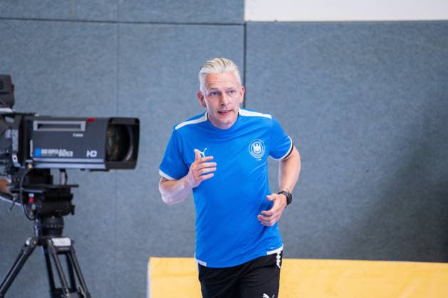 HSG Blomberg-Lippe (GER) vs. Borussia Dortmund (GER) Handball, 1. Handball Bundesliga Frauen, Finale, Spiel 2, 24.5.2026, Saision 2025 2026, Blomberg Robert Schulze (Schiedsrichter) beim Aufwaermen Blomberg Sporthalle an der Ulmenallee Deutschland