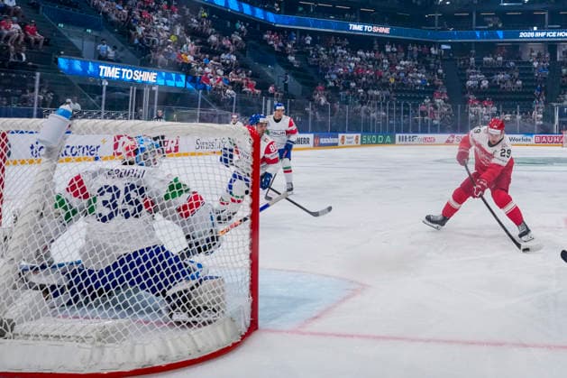 FRIBOURG, SWITZERLAND - MAY 24: Mikkel Aagaard of Denmark R) against goalkeeper Davide Fadani of Italy L) during the 2026 IIHF Ice hockey, Eishockey World Championship, WM, Weltmeisterschaft Switzerland game between Denmark and Italy at BCF Arena on May 24, 2026 in Fribourg, Fribourg. Fribourg BCF Arena Fribourg Switzerland Copyright: xJustPictures.ch JarixPestelaccix jp-en-EuSpIm-JP6_JAR_Denmark_Italy_24May2026_00006