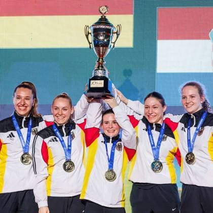 Sport Bilder des Tages Siegerehrung Frauen Team Kumite; Team Deutschland; Sieger, Erstplatzierte, Goldmedaille; Jubel, 24.05.2026, Frankfurt am Main (Deutschland), 61. Karate-Europameisterschaften 2026 Frankfurt Main