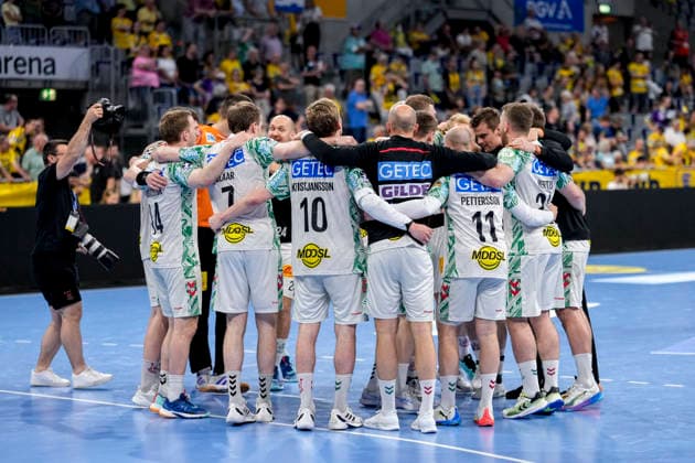 Sport Bilder des Tages Spieler vom SC Magdeburg, Jubel nach dem Schlusspfiff, Freude über den Sieg, Sieger, Gewinner, jubelt, jubeln, fröhlich, positiv, freut sich, freuen, optimistisch, Highlight, Action, Aktion, tanzen im Kreis, Teamkreis, Mannschaftskreis, 24.05.2026, Mannheim (Deutschland), Handball, Bundesliga, Rhein-Neckar Löwen - SC Magdeburg