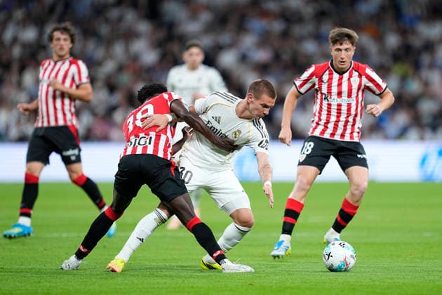 May 23, 2026, Madrid, Madrid, Spain: Franco Mastantuono of Real Madrid CF and Adama Boiro of Athletic Club in action during the Spanish League, LaLiga EA Sports, football match played between Real Madrid and Athletic Club at Bernabeu stadium on May 23, 2026, in Madrid, Spain. Madrid Spain - ZUMAa181 20260523_zaa_a181_150 Copyright: xOscarxJ.xBarrosox