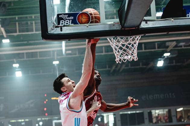easyCredit Basketball Bundesliga, 4. Playoff-Viertelfinale: Fitness First Baskets Würzburg vs. Telekom Baskets Bonn, 24.05.2026 Grayson Murphy (Telekom Baskets Bonn 7) und Johnathan Stove (Würzburg 22) - easyCredit Basketball Bundesliga, 4. Playoff-Viertelfinale: Fitness First Baskets Würzburg vs. Telekom Baskets Bonn, 24.05.2026, Tectake Arena Würzburg Copyright: xBEAUTIFULxSPORTS Derixx