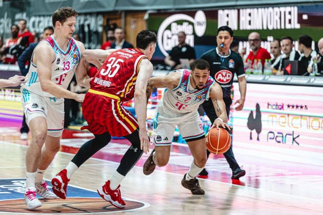Sport Bilder des Tages easyCredit Basketball Bundesliga, 4. Playoff-Viertelfinale: Fitness First Baskets Würzburg vs. Telekom Baskets Bonn, 24.05.2026 Alijah Comithier (Telekom Baskets Bonn 2) gegen Alen Pjanic (Würzburg 35) - easyCredit Basketball Bundesliga, 4. Playoff-Viertelfinale: Fitness First Baskets Würzburg vs. Telekom Baskets Bonn, 24.05.2026, Tectake Arena Würzburg Copyright: xBEAUTIFULxSPORTS Derixx