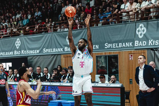 easyCredit Basketball Bundesliga, 4. Playoff-Viertelfinale: Fitness First Baskets Würzburg vs. Telekom Baskets Bonn, 24.05.2026 Jeff Garrett Jr. (Telekom Baskets Bonn 4) beim Dreier - easyCredit Basketball Bundesliga, 4. Playoff-Viertelfinale: Fitness First Baskets Würzburg vs. Telekom Baskets Bonn, 24.05.2026, Tectake Arena Würzburg Copyright: xBEAUTIFULxSPORTS Derixx