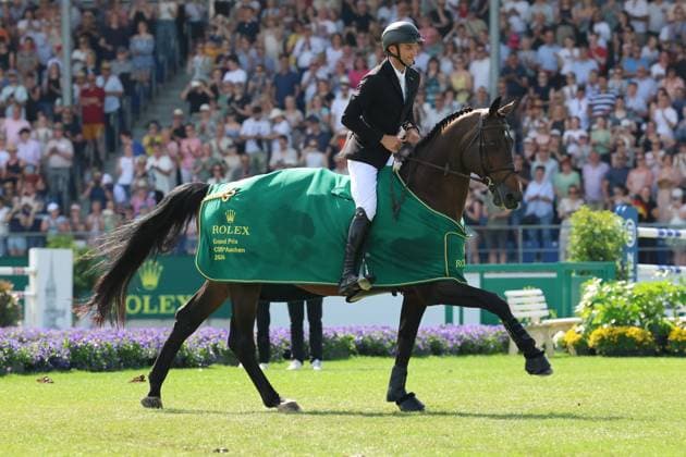 Sieger, 1. Platz, Richard Vogel (GER) mit Pferd United Touch S, Rolex Grand Slam of Show Jumping, Siegerehrung, Ehrenrunde, Abklatschen mit den Fans Springprüfung mit zwei Umläufen und Stechen , Weltfest des Pferdesports, World Equestrian Festival, TSCHIO Aachen 2026, TSCHIO statt CHIO 2026, Aachener Soers, 22. bis 24. Mai 2026, Reitsport, 24.05.2026, Aachen Aachener Soers Deutschland