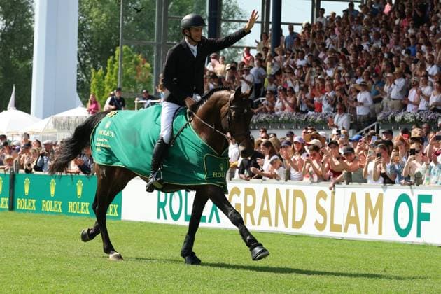 Sieger, 1. Platz, Richard Vogel (GER) mit Pferd United Touch S, Rolex Grand Slam of Show Jumping, Siegerehrung, Ehrenrunde, Abklatschen mit den Fans Springprüfung mit zwei Umläufen und Stechen , Weltfest des Pferdesports, World Equestrian Festival, TSCHIO Aachen 2026, TSCHIO statt CHIO 2026, Aachener Soers, 22. bis 24. Mai 2026, Reitsport, 24.05.2026, Aachen Aachener Soers Deutschland
