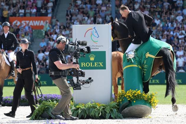 Sieger, 1. Platz, Richard Vogel (GER) mit Pferd United Touch S, Rolex Grand Slam of Show Jumping, Siegerehrung, Weiter auf dem Weg zum Grand Slam, United Touch S und Richi rammen den Pokal vom Sockel, Funny Moment, Springprüfung mit zwei Umläufen und Stechen , Weltfest des Pferdesports, World Equestrian Festival, TSCHIO Aachen 2026, TSCHIO statt CHIO 2026, Aachener Soers, 22. bis 24. Mai 2026, Reitsport, 24.05.2026, Aachen Aachener Soers Deutschland