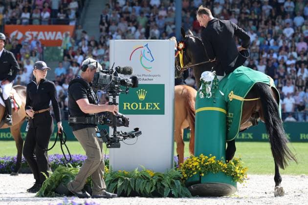 Sieger, 1. Platz, Richard Vogel (GER) mit Pferd United Touch S, Rolex Grand Slam of Show Jumping, Siegerehrung, Weiter auf dem Weg zum Grand Slam, United Touch S und Richi rammen den Pokal vom Sockel, Funny Moment, Springprüfung mit zwei Umläufen und Stechen , Weltfest des Pferdesports, World Equestrian Festival, TSCHIO Aachen 2026, TSCHIO statt CHIO 2026, Aachener Soers, 22. bis 24. Mai 2026, Reitsport, 24.05.2026, Aachen Aachener Soers Deutschland