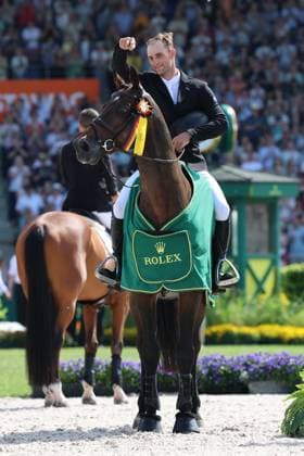 Sieger, 1. Platz, Richard Vogel (GER) mit Pferd United Touch S, Rolex Grand Slam of Show Jumping, Siegerehrung, Zeigen auf sein Pferd durch Richard Vogel, Springprüfung mit zwei Umläufen und Stechen , Weltfest des Pferdesports, World Equestrian Festival, TSCHIO Aachen 2026, TSCHIO statt CHIO 2026, Aachener Soers, 22. bis 24. Mai 2026, Reitsport, 24.05.2026, Aachen Aachener Soers Deutschland
