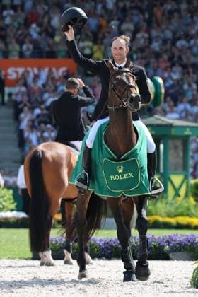 Sieger, 1. Platz, Richard Vogel (GER) mit Pferd United Touch S, Rolex Grand Slam of Show Jumping, Siegerehrung, Zeigen auf sein Pferd durch Richard Vogel, Springprüfung mit zwei Umläufen und Stechen , Weltfest des Pferdesports, World Equestrian Festival, TSCHIO Aachen 2026, TSCHIO statt CHIO 2026, Aachener Soers, 22. bis 24. Mai 2026, Reitsport, 24.05.2026, Aachen Aachener Soers Deutschland