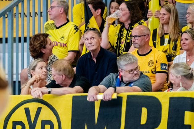 Blomberg, 24.05.2026, Handball, Frauen, Alsco Handball Bundesliga, Playoff, Finale Spiel 2, 2025 2026: HSG Blomberg-Lippe BVB Borussia Dortmund Hans-Joachim Watzke vor der Partier auf der Tribüne Blomberg Sporthalle an der Ulmenallee NRW Germany