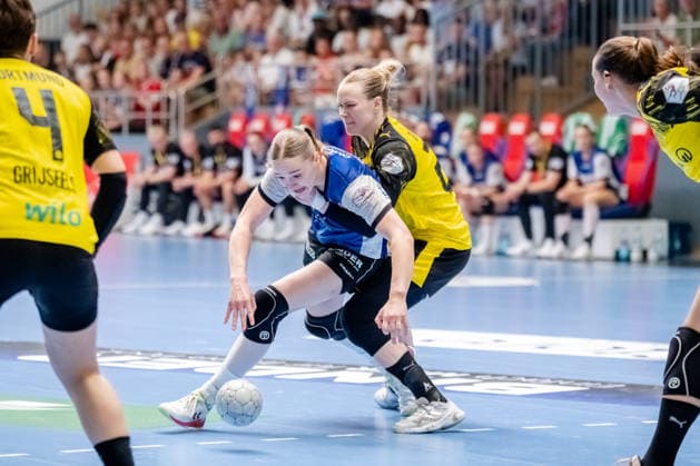 Blomberg, 24.05.2026, Handball, Frauen, Alsco Handball Bundesliga, Playoff, Finale Spiel 2, 2025 2026: HSG Blomberg-Lippe BVB Borussia Dortmund Nieke Kühne (HSG Blomberg-Lippe, 9) im Zweikampf mit Emma Olsson (BVB, 29) Blomberg Sporthalle an der Ulmenallee NRW Germany