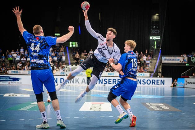 Sport Bilder des Tages Marko Grgic (SG Flensburg-Handewitt, 17) zwischen Lenny Rubin (TVB Stuttgart, 44), li. und Linus Schmid (TVB Stuttgart, 18), re. GER, TVB Stuttgart - SG Flensburg-Handewitt, DAIKIN HBL, Handball, Bundesliga, 32. Spieltag, Spielzeit 2025 2026, 24.05.2026 GER, TVB Stuttgart - SG Flensburg-Handewitt, DAIKIN HBL, Handball, Bundesliga, 32. Spieltag, Spielzeit 2025 2026, 24.05.2026 Stuttgart Copyright: xSandyxDinkelackerx EP_SDR