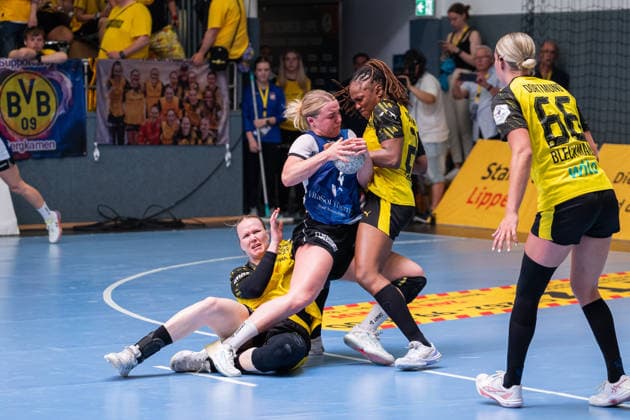 HSG Blomberg-Lippe (GER) vs. Borussia Dortmund (GER) Handball, 1. Handball Bundesliga Frauen, Finale, Spiel 2, 24.5.2026, Saision 2025 2026, Blomberg Maxi Muehlner (HSG Blomberg-Lippe, 10) im Zweikampf mit Deborah Lassource (Borussia Dortmind, 22) Blomberg Sporthalle an der Ulmenallee Deutschland