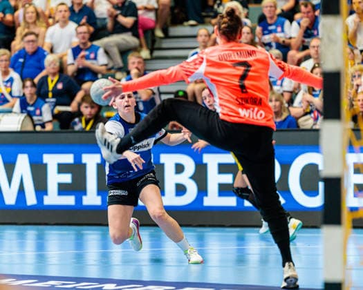 (L-R) Ona Vegue (HSG Blomberg-Lippe, 14) im Torwurf gegen Melina Szikora (Borussia Dortmund, 07) GER, HSG Blomberg-Lippe vs. Borussia Dortmund, Handball, 1. Bundesliga Frauen, Play-Offs, Finale, Spiel 2, 24.05.2026 GER, HSG Blomberg-Lippe vs. Borussia Dortmund, Handball, 1. Bundesliga Frauen, Play-Offs, Finale, Spiel 2, 24.05.2026 Blomberg Copyright: xEibner-Pressefoto JanxRollingerx EP_JSK