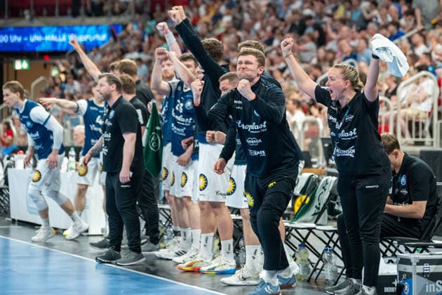 Jubel auf der Bank des Bergischen HC. Dabei Lukas Diedrich (Bergischer HC 06, 16) und Franziska Wittig (Bergischer HC). Bergischer HC vs. THW KIel, Handball, DAIKIN HBL, 32. Spieltag, Saison 2025 2026, 24.05.2026 Bergischer HC vs. THW Kiel, Handball, DAIKIN HBL, 32. Spieltag, Saison 2025 2026, 24.05.2026 Duesseldorf Copyright: xEibner-Pressefoto ThomasxHaeslerx EP_THR