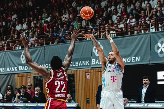 easyCredit Basketball Bundesliga, 4. Playoff-Viertelfinale: Fitness First Baskets Würzburg vs. Telekom Baskets Bonn, 24.05.2026 Alijah Comithier (Telekom Baskets Bonn 2) schießt über Johnathan Stove (Würzburg 22) - easyCredit Basketball Bundesliga, 4. Playoff-Viertelfinale: Fitness First Baskets Würzburg vs. Telekom Baskets Bonn, 24.05.2026, Tectake Arena Würzburg Copyright: xBEAUTIFULxSPORTS Derixx
