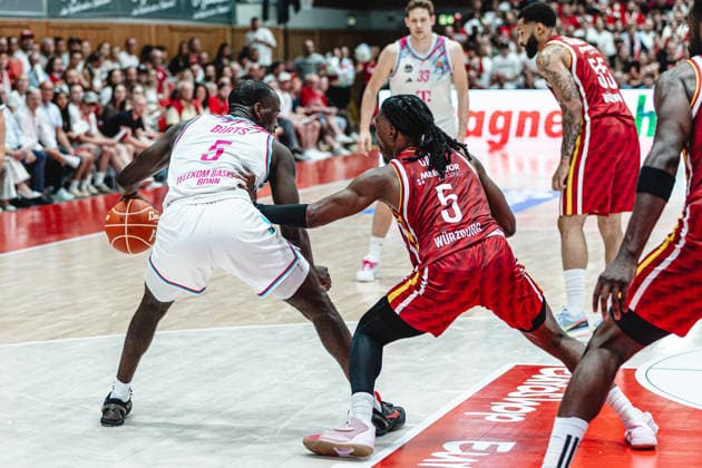 easyCredit Basketball Bundesliga, 4. Playoff-Viertelfinale: Fitness First Baskets Würzburg vs. Telekom Baskets Bonn, 24.05.2026 Tylan Birts (Telekom Baskets Bonn 5) und Marcus Carr (Würzburg 5) - easyCredit Basketball Bundesliga, 4. Playoff-Viertelfinale: Fitness First Baskets Würzburg vs. Telekom Baskets Bonn, 24.05.2026, Tectake Arena Würzburg Copyright: xBEAUTIFULxSPORTS Derixx