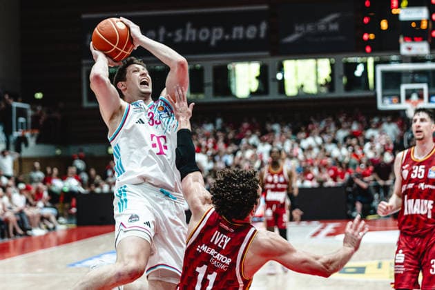 easyCredit Basketball Bundesliga, 4. Playoff-Viertelfinale: Fitness First Baskets Würzburg vs. Telekom Baskets Bonn, 24.05.2026 Patrick Heckmann (Telekom Baskets Bonn 33) zieht das Foul gegen Brae Ivey (Würzburg 11) - easyCredit Basketball Bundesliga, 4. Playoff-Viertelfinale: Fitness First Baskets Würzburg vs. Telekom Baskets Bonn, 24.05.2026, Tectake Arena Würzburg Copyright: xBEAUTIFULxSPORTS Derixx