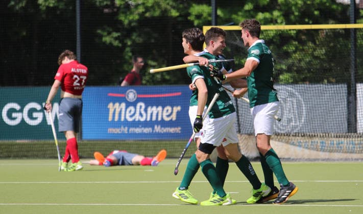 Sport Bilder des Tages Feldhockey-Bundesliga der Herren: HTCU-Spieler feiern nach dem Schlusspfiff den 5:4-Sieg im entscheidenden dritten Viertelfinal-Spiel beim Club an der Alster.