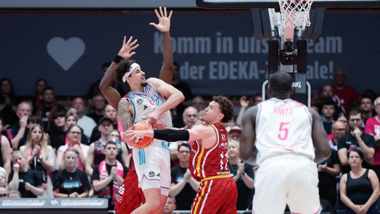 Im Bild: v.li. Charles Thompson (Wuerzburg Baskets, 32), Michael Kessens (Telekom Baskets Bonn, 6) und Brae Ivey (Wuerzburg Baskets, 11) mit dem Steal 24.05.2026, Basketball, Fitness First Wuerzburg Baskets vs. Telekom Baskets Bonn, easyCredit BBL Playoffs, 4. Viertelfinale, Deutschland, 97072, tectake-Arena Wuerzburg, Copyright: HMBxMedia xJulienxBecker