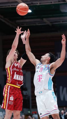 Im Bild: v.li. Brae Ivey (Wuerzburg Baskets, 11) mit dem Dreier gegen Joel Aminu (Telekom Baskets Bonn, 21) 24.05.2026, Basketball, Fitness First Wuerzburg Baskets vs. Telekom Baskets Bonn, easyCredit BBL Playoffs, 4. Viertelfinale, Deutschland, 97072, tectake-Arena Wuerzburg, Copyright: HMBxMedia xJulienxBecker