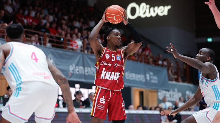 Im Bild: v.li. Jeff Garrett Jr. (Telekom Baskets Bonn, 4)m Marcus Carr(Wuerzburg Baskets, 5) am Ball und Tyler Birts (Telekom Baskets Bonn, 5) 24.05.2026, Basketball, Fitness First Wuerzburg Baskets vs. Telekom Baskets Bonn, easyCredit BBL Playoffs, 4. Viertelfinale, Deutschland, 97072, tectake-Arena Wuerzburg, Copyright: HMBxMedia xJulienxBecker