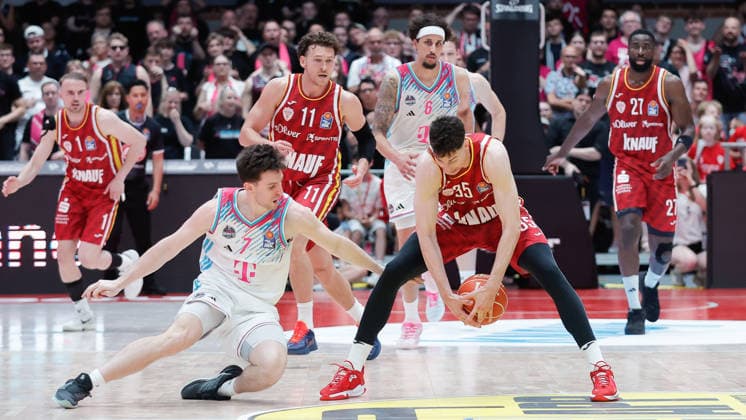 Im Bild: v.li. Grayson Murphy (Telekom Baskets Bonn, 7) gegen Alen Pjanic (Wuerzburg Baskets, 35), steal 24.05.2026, Basketball, Fitness First Wuerzburg Baskets vs. Telekom Baskets Bonn, easyCredit BBL Playoffs, 4. Viertelfinale, Deutschland, 97072, tectake-Arena Wuerzburg, Copyright: HMBxMedia xJulienxBecker