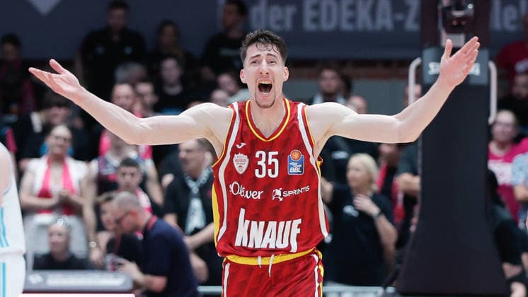 Im Bild: Alen Pjanic (Wuerzburg Baskets, 35) stimmt die Wuerzburger Fans an 24.05.2026, Basketball, Fitness First Wuerzburg Baskets vs. Telekom Baskets Bonn, easyCredit BBL Playoffs, 4. Viertelfinale, Deutschland, 97072, tectake-Arena Wuerzburg, Copyright: HMBxMedia xJulienxBecker