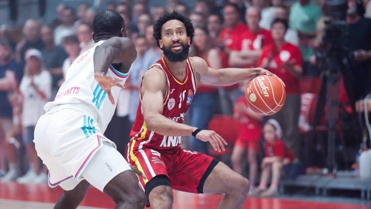 Sport Bilder des Tages Im Bild: v.li. Tyler Birts (Telekom Baskets Bonn, 5) gegen Davion Mintz (Wuerzburg Baskets, 10) am Ball 24.05.2026, Basketball, Fitness First Wuerzburg Baskets vs. Telekom Baskets Bonn, easyCredit BBL Playoffs, 4. Viertelfinale, Deutschland, 97072, tectake-Arena Wuerzburg, Copyright: HMBxMedia xJulienxBecker