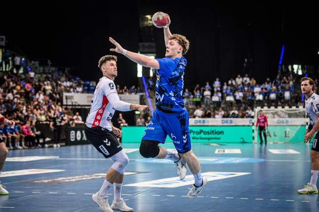 Max Heydecke (TVB Stuttgart, 19) setzt sich durch gegen Marko Grgic (SG Flensburg-Handewitt, 17) GER, TVB Stuttgart - SG Flensburg-Handewitt, DAIKIN HBL, Handball, Bundesliga, 32. Spieltag, Spielzeit 2025 2026, 24.05.2026 GER, TVB Stuttgart - SG Flensburg-Handewitt, DAIKIN HBL, Handball, Bundesliga, 32. Spieltag, Spielzeit 2025 2026, 24.05.2026 Stuttgart Copyright: xSandyxDinkelackerx EP_SDR