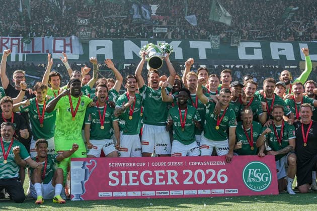 Fussball, Schweizer Cup, Finale: FC St. Gallen 1879 vs. FC Stade-Lausanne-Ouchy, Sonntag, 24.05.2026 (Stadion Wankdorf, Bern); FC St. Gallen Spieler jubeln mit dem Pokal vor der Fankurve Copyright: xValentinxDomgjonix