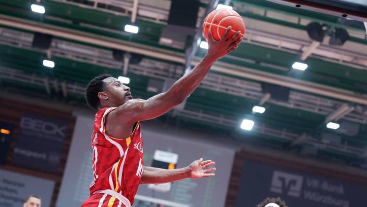 Im Bild: Johnathan Stove (Wuerzburg Baskets, 22) mit dem Korbleger 24.05.2026, Basketball, Fitness First Wuerzburg Baskets vs. Telekom Baskets Bonn, easyCredit BBL Playoffs, 4. Viertelfinale, Deutschland, 97072, tectake-Arena Wuerzburg, Copyright: HMBxMedia xJulienxBecker