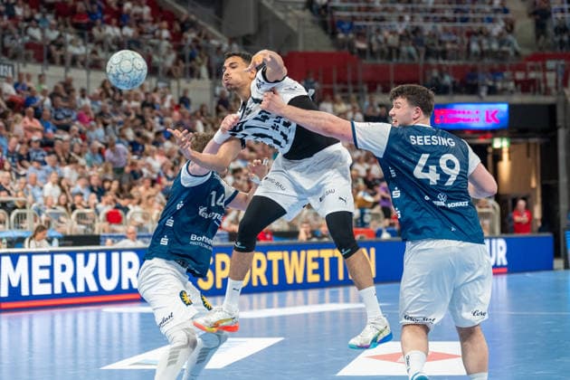 Mohab Abdelhak (THW Kiel, 48) kommt gegen Gerdas Barbarskas (Bergischer HC 06, 14) und Aron Seesing (Bergischer HC 06, 49) zum Wurf. Bergischer HC vs. THW KIel, Handball, DAIKIN HBL, 32. Spieltag, Saison 2025 2026, 24.05.2026 Bergischer HC vs. THW Kiel, Handball, DAIKIN HBL, 32. Spieltag, Saison 2025 2026, 24.05.2026 Duesseldorf Copyright: xEibner-Pressefoto ThomasxHaeslerx EP_THR